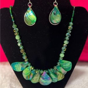 Handmade jewelry: necklace with earrings